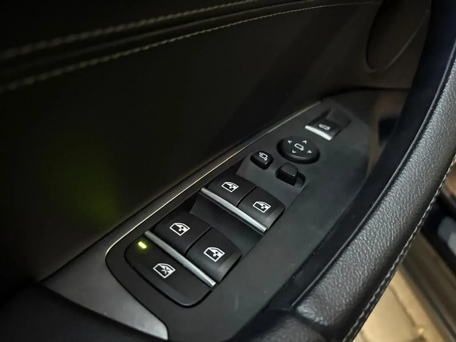 Un primer plano del panel de control de la ventana de un automóvil