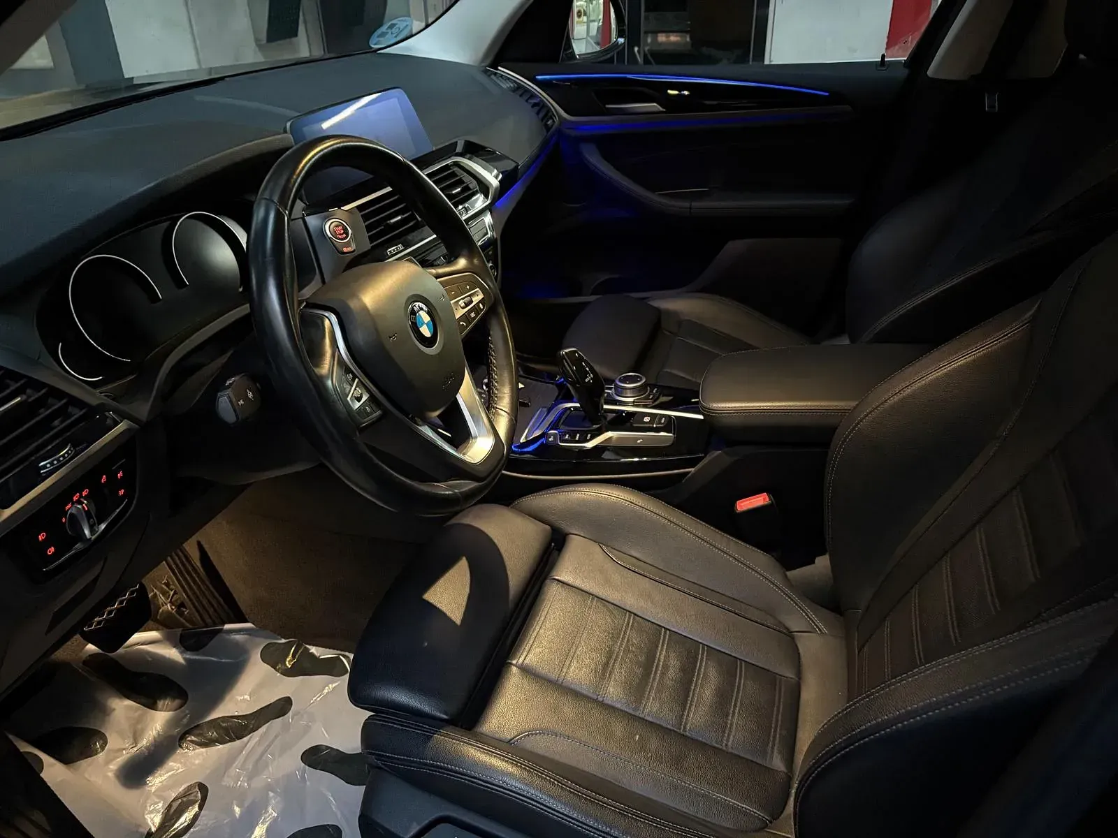 El interior de un BMW X3 con volante y asientos.