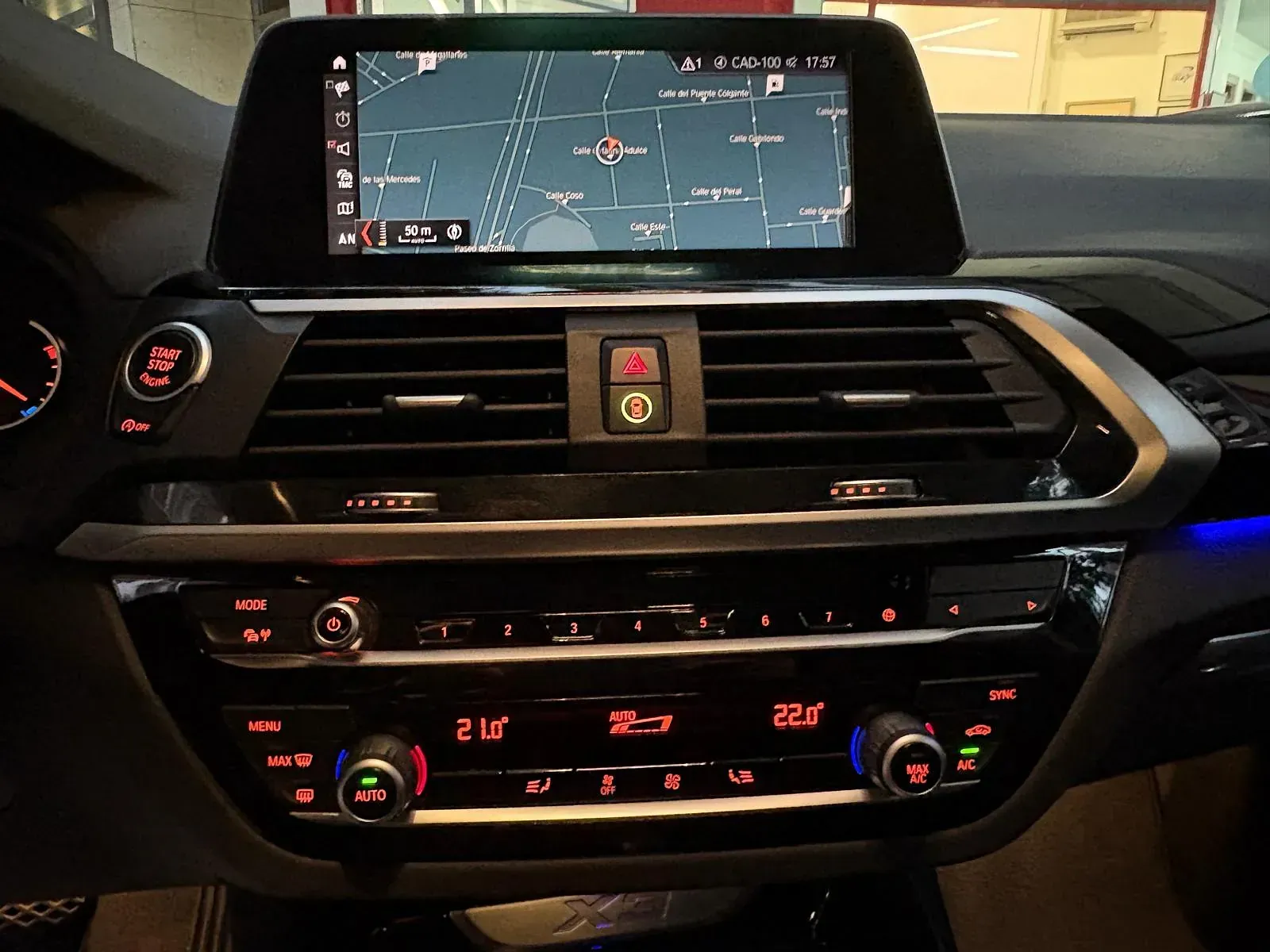 El tablero de un automóvil con un GPS.