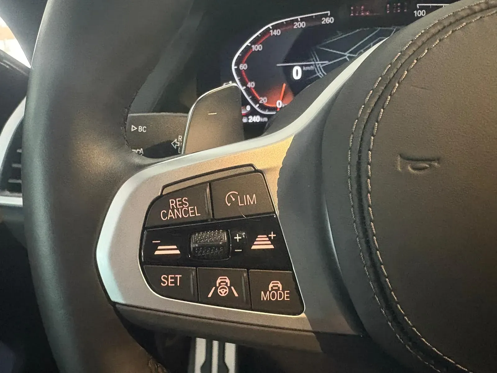 Un primer plano del volante de un coche.