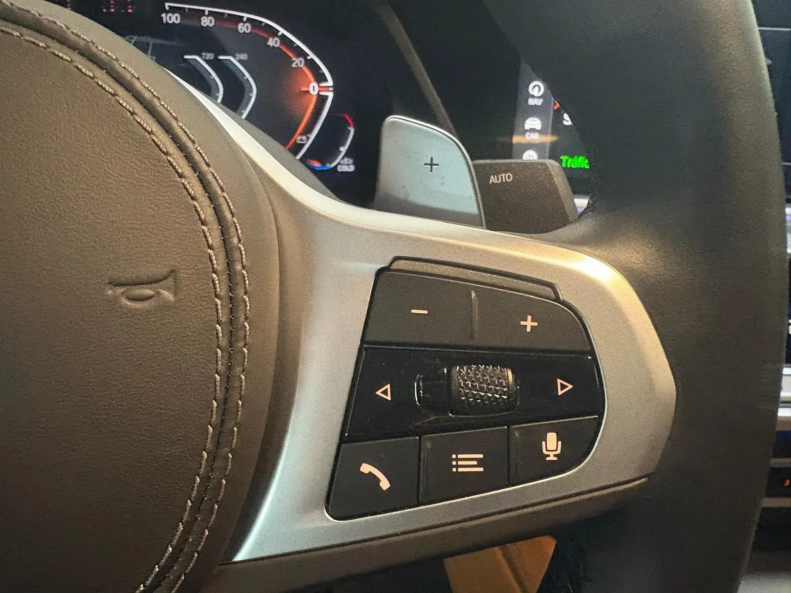 Un primer plano del volante de un coche.