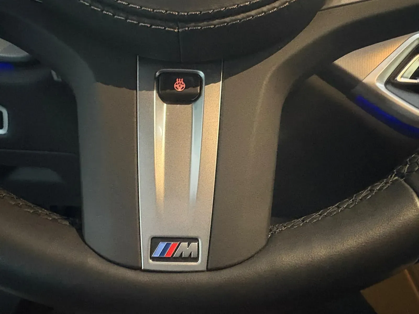 Un primer plano de un volante con el logotipo de BMW.
