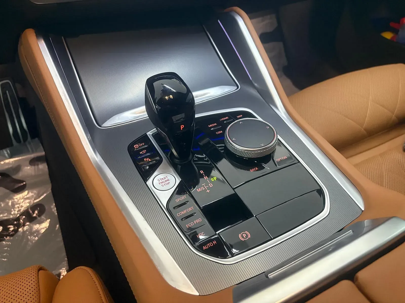 Un primer plano de la consola central de un coche.