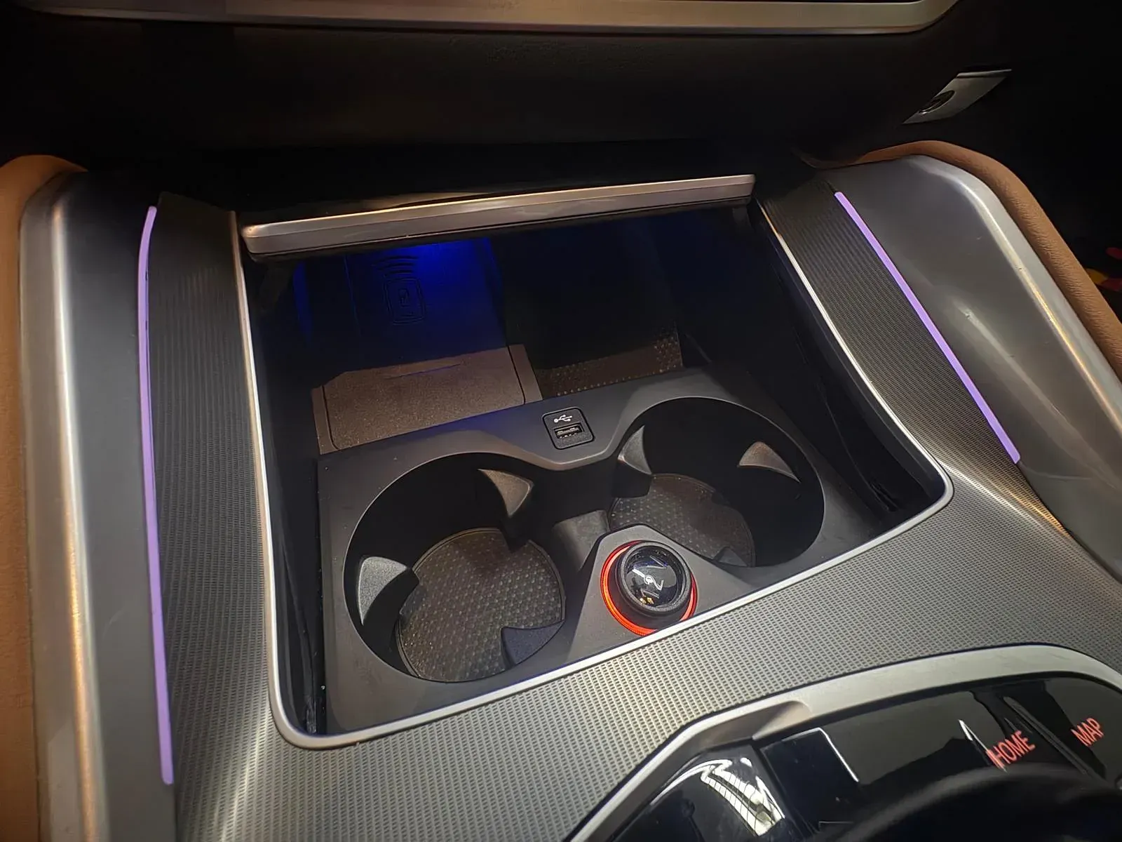 Un primer plano de un portavasos en un automóvil.