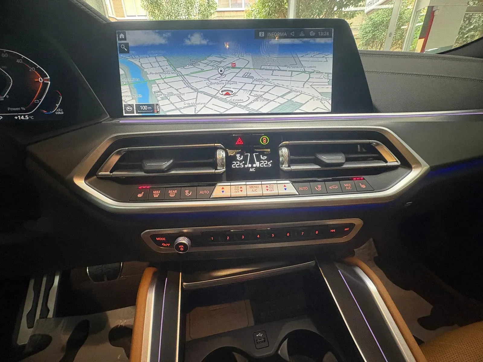 El tablero de un automóvil con un mapa en la pantalla.