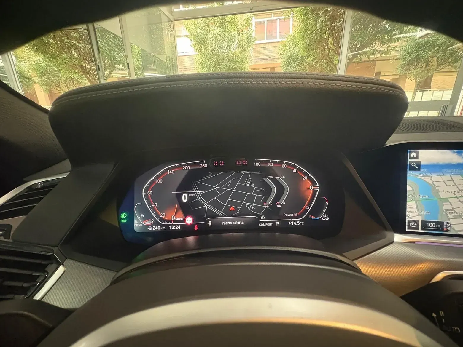 Un primer plano del tablero de instrumentos de un automóvil con un mapa en la pantalla.