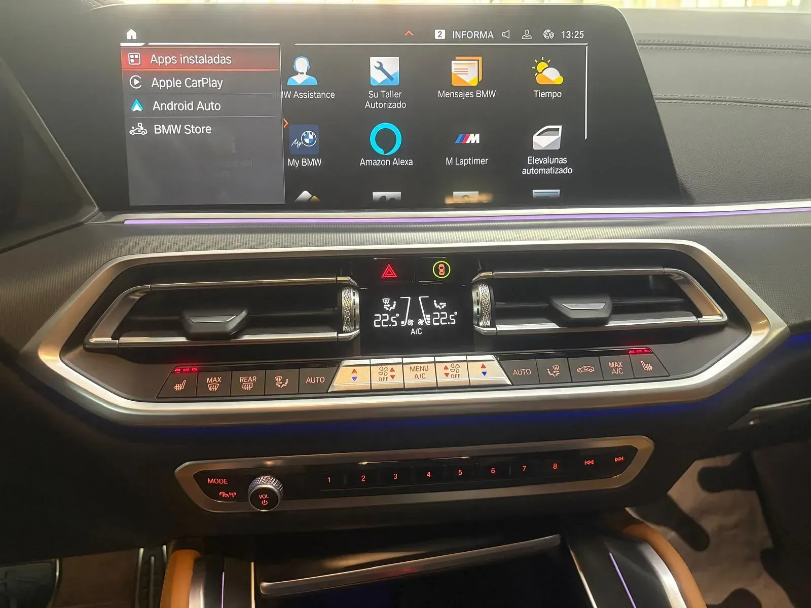 Un primer plano del tablero de un automóvil con pantalla táctil.