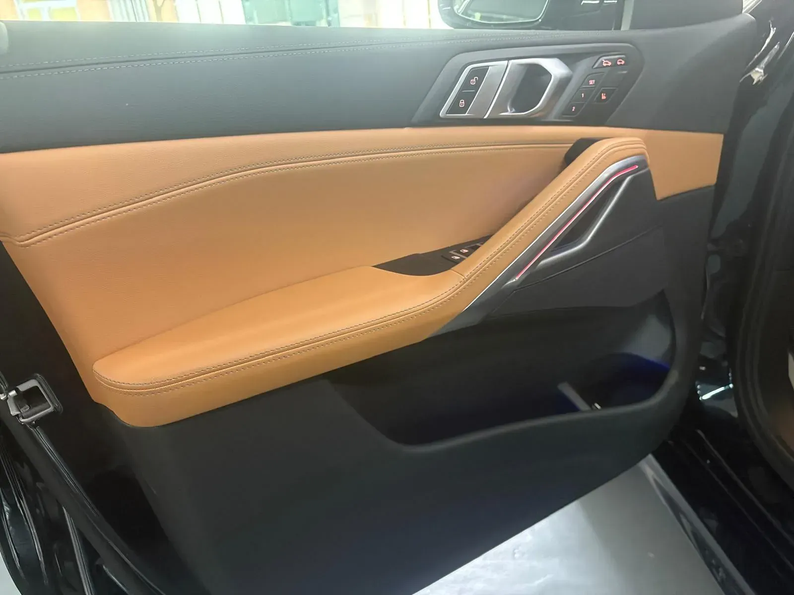 Un primer plano de la puerta de un coche con la puerta abierta.