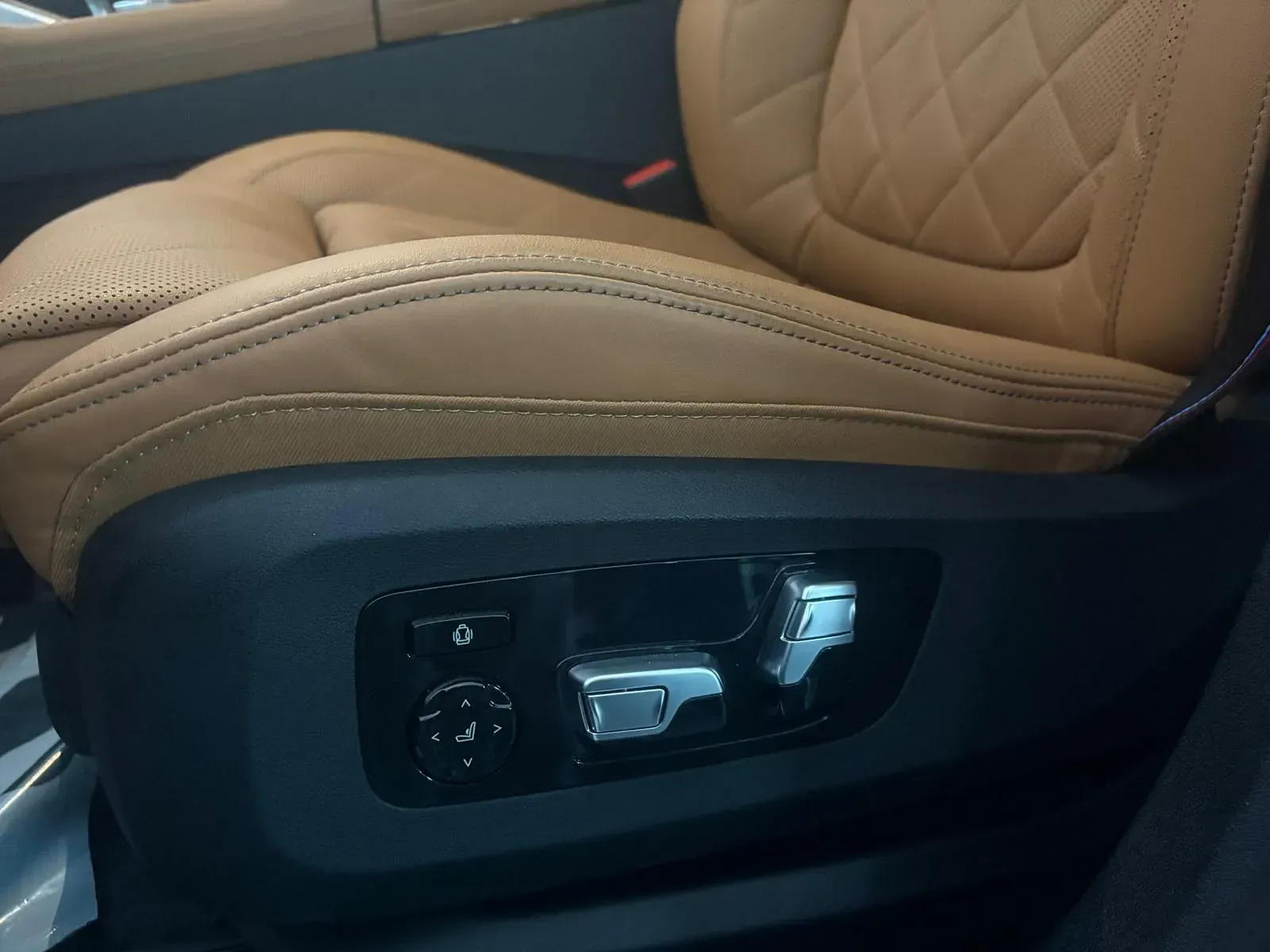 Un primer plano de un asiento de cuero marrón en un automóvil.