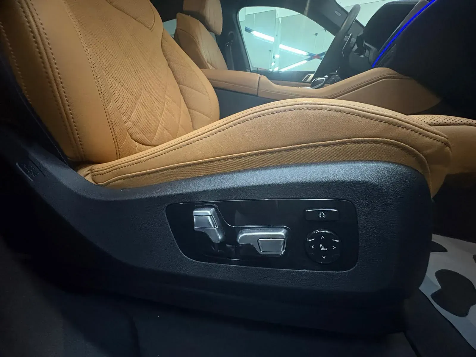 Un primer plano de un asiento de cuero marrón en un automóvil.