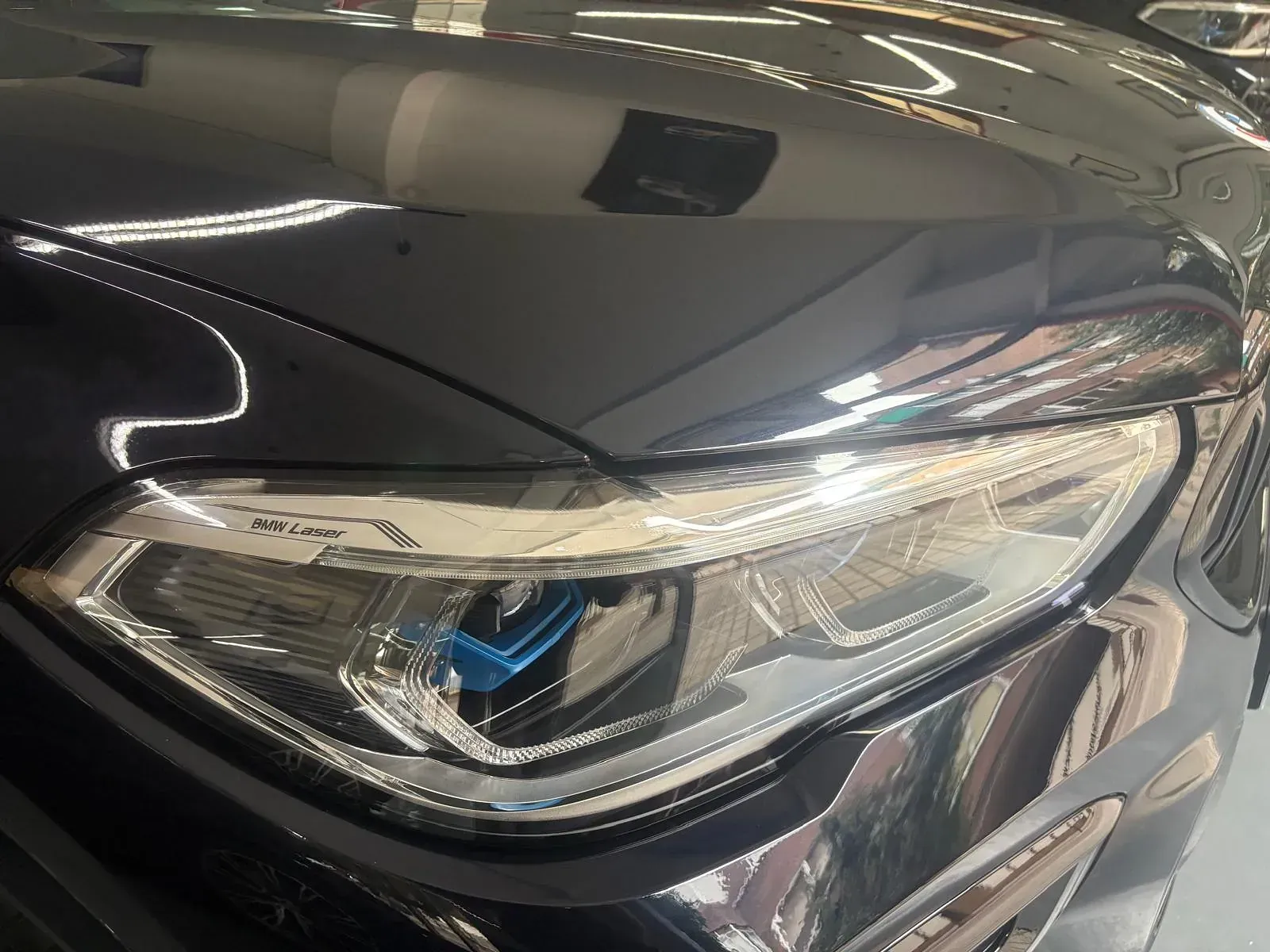 Un primer plano del faro de un coche en un garaje.