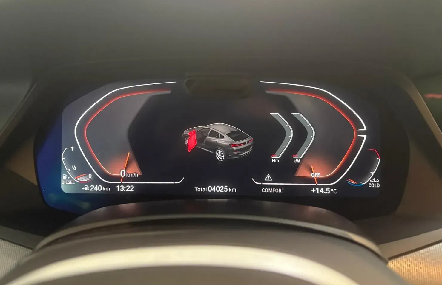 Un primer plano del tablero de un automóvil con un automóvil encima.