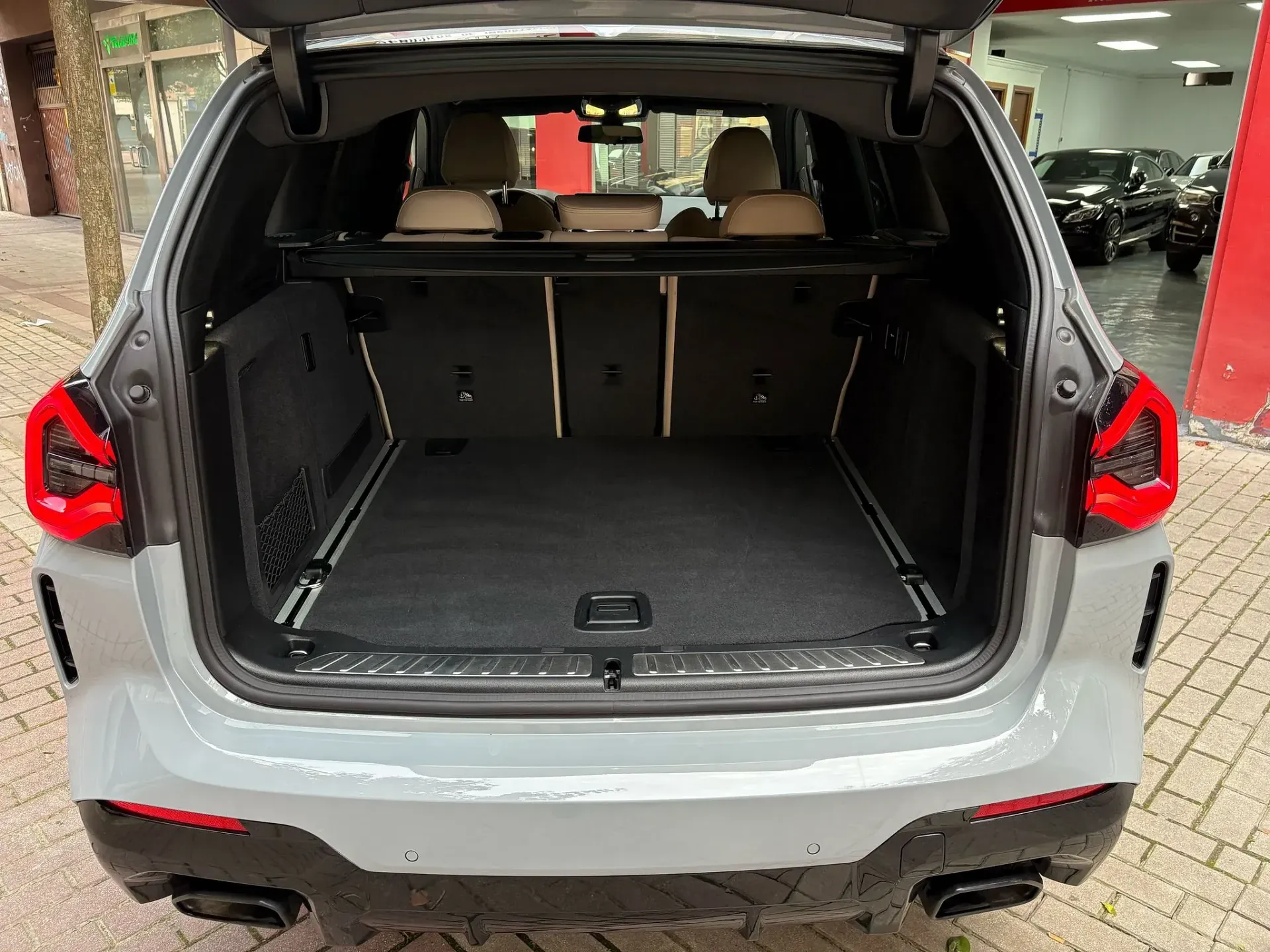 El maletero de un BMW X3 está abierto y vacío.