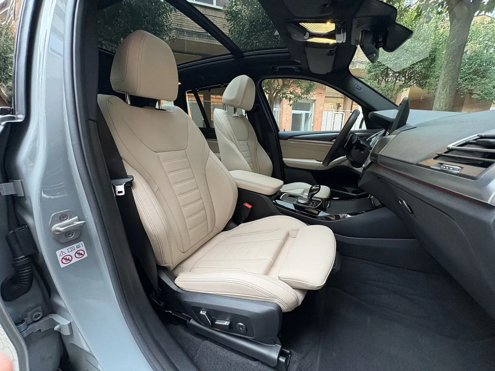 El interior de un coche con la puerta abierta y los asientos levantados.