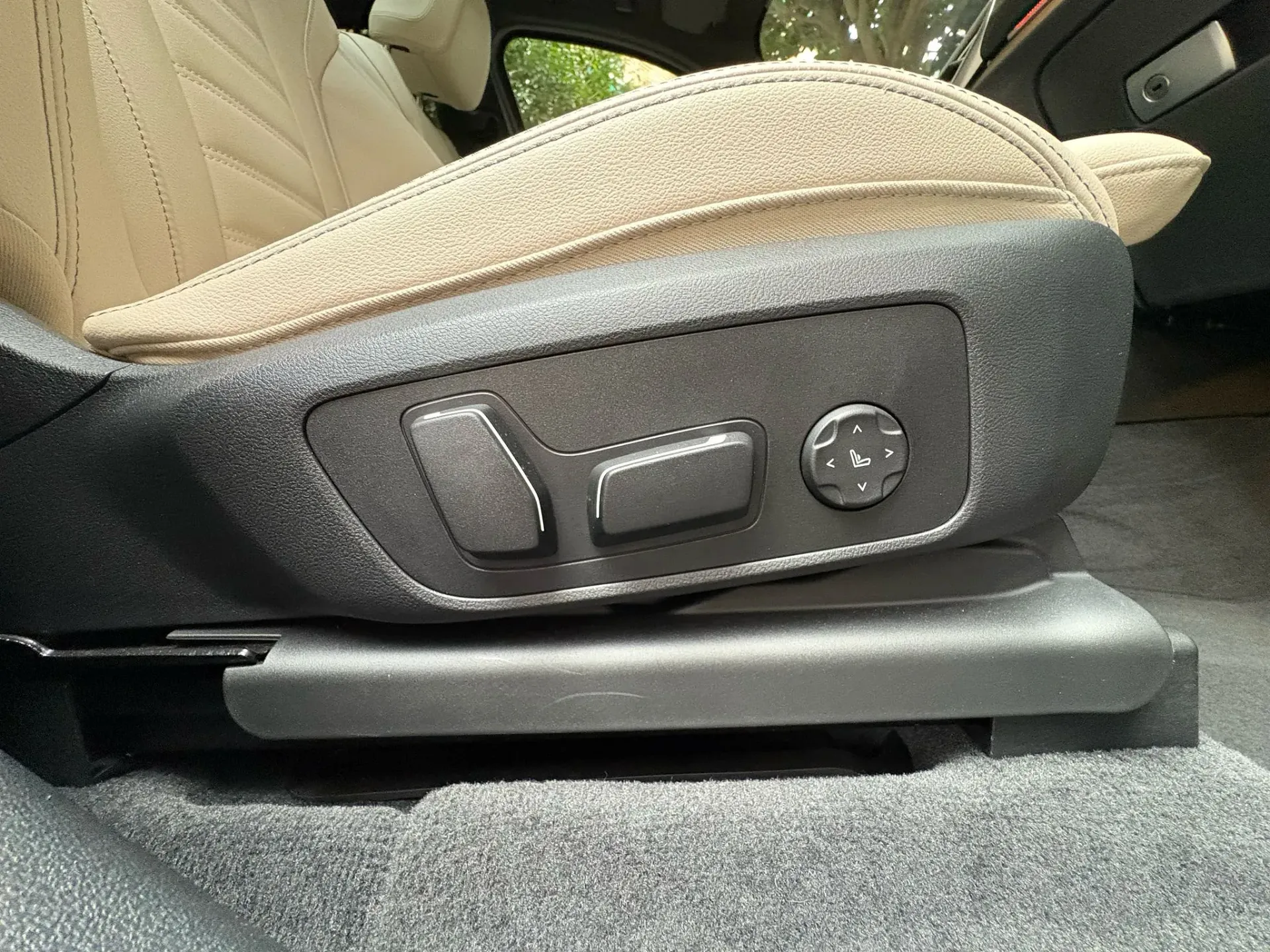 Un primer plano de un asiento de automóvil con un botón.