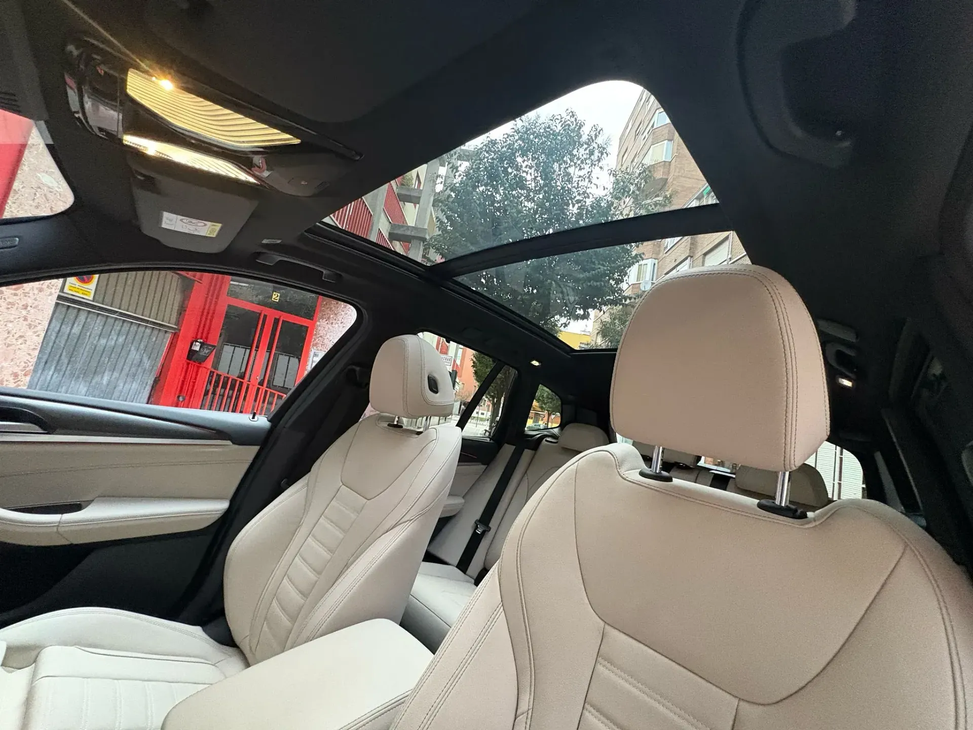 El interior de un coche con el techo corredizo abierto