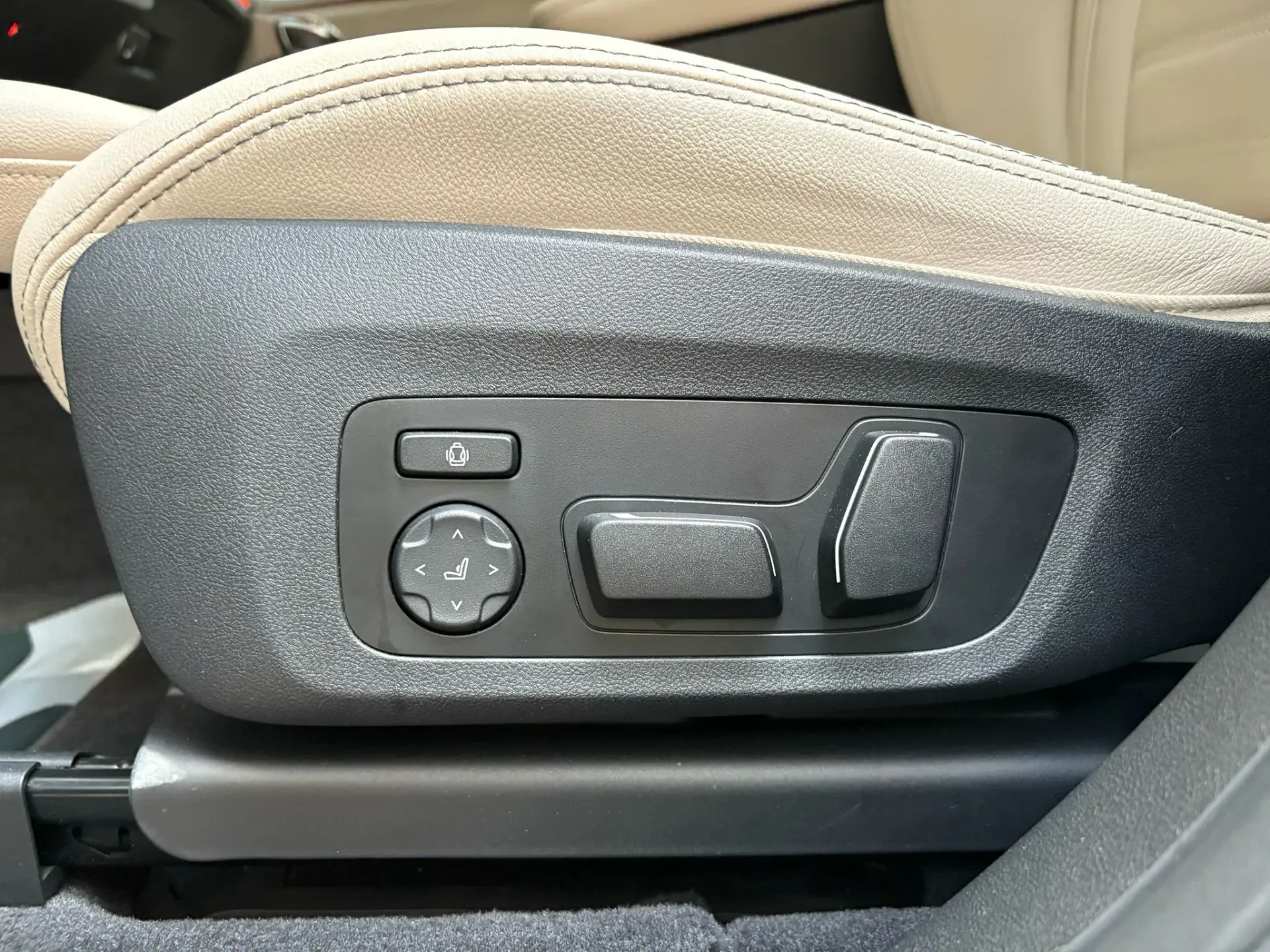 Un primer plano de un ajustador de asiento en un automóvil.