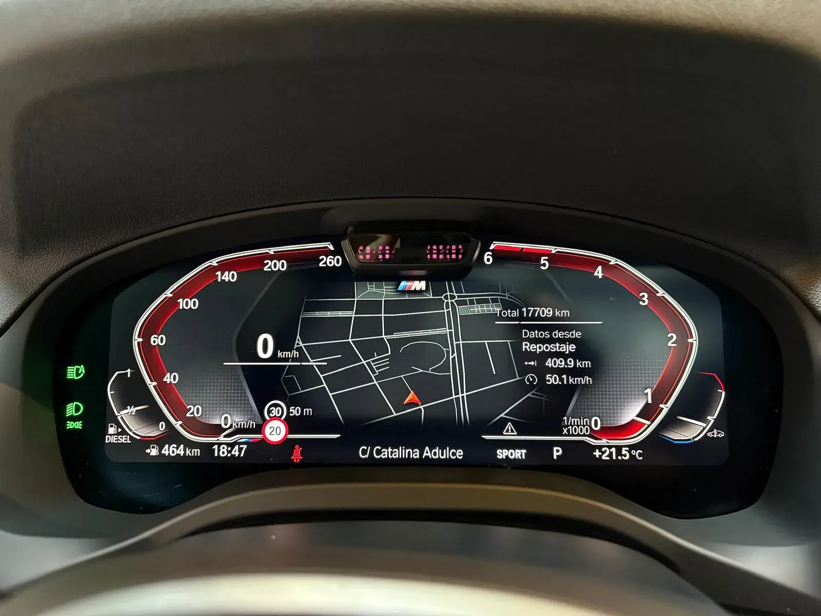 Un primer plano del tablero de un automóvil con un mapa en él.