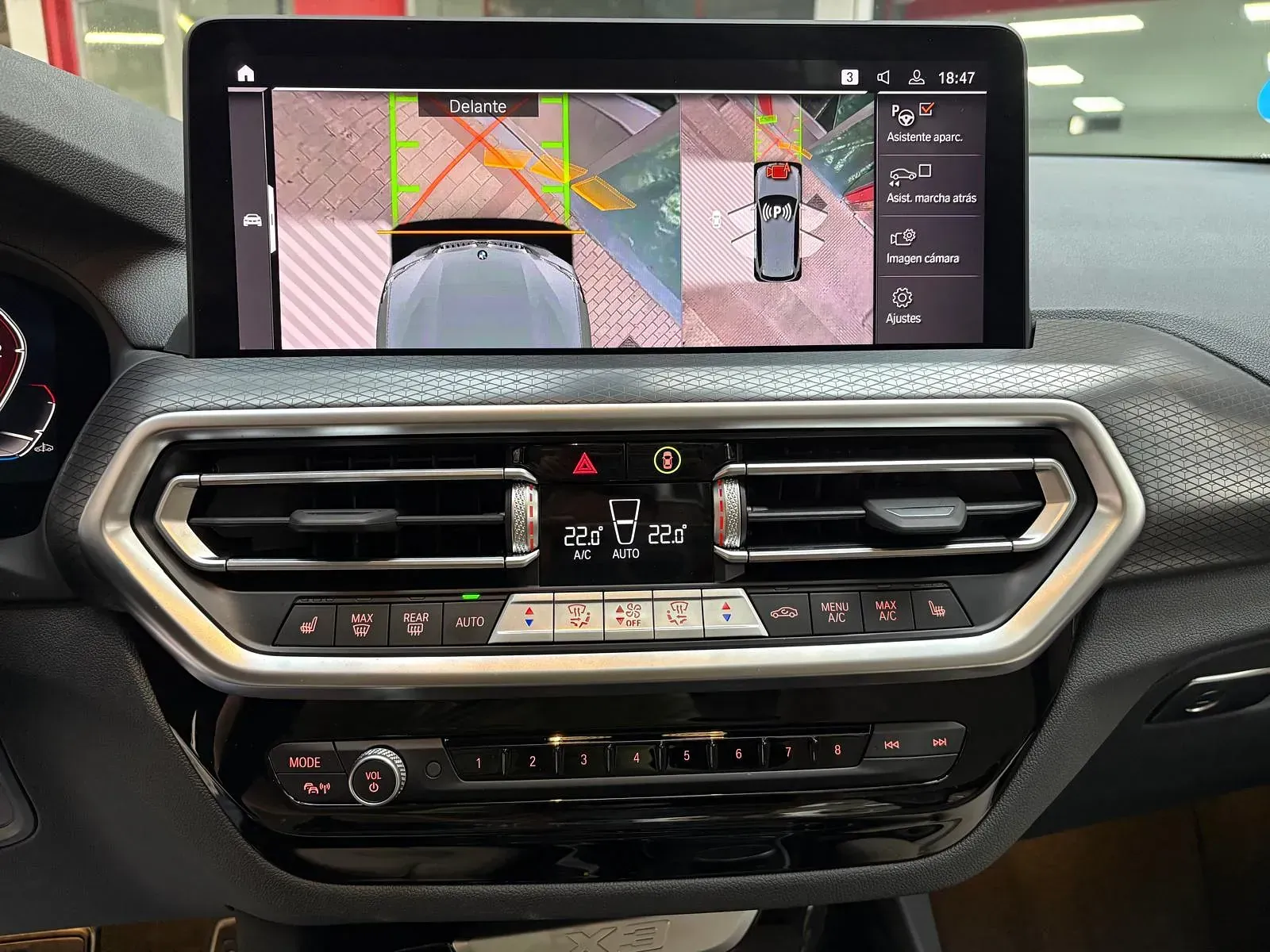El tablero de un automóvil con una cámara de visión trasera.