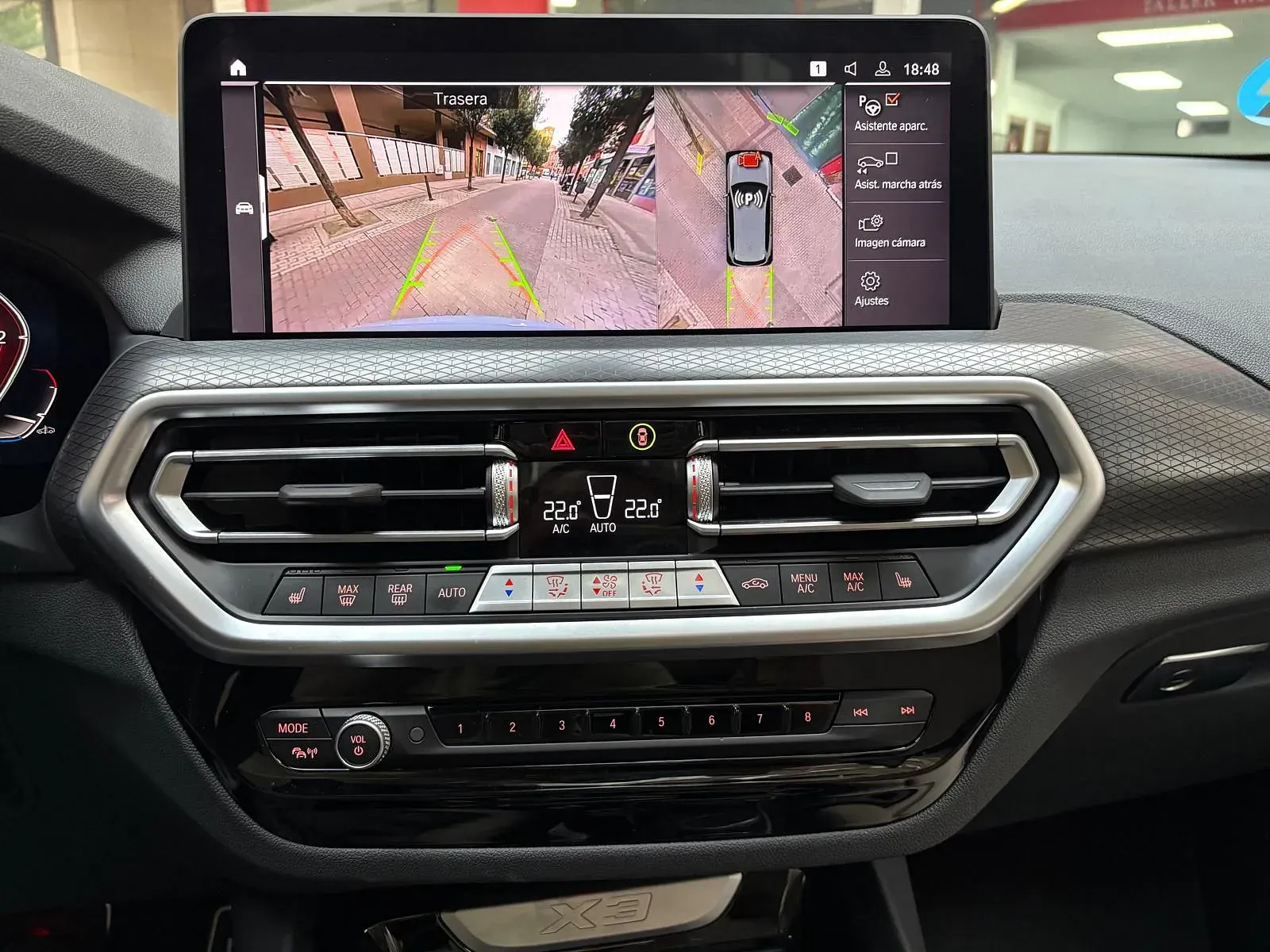 Un coche con una cámara de visión trasera en el tablero.