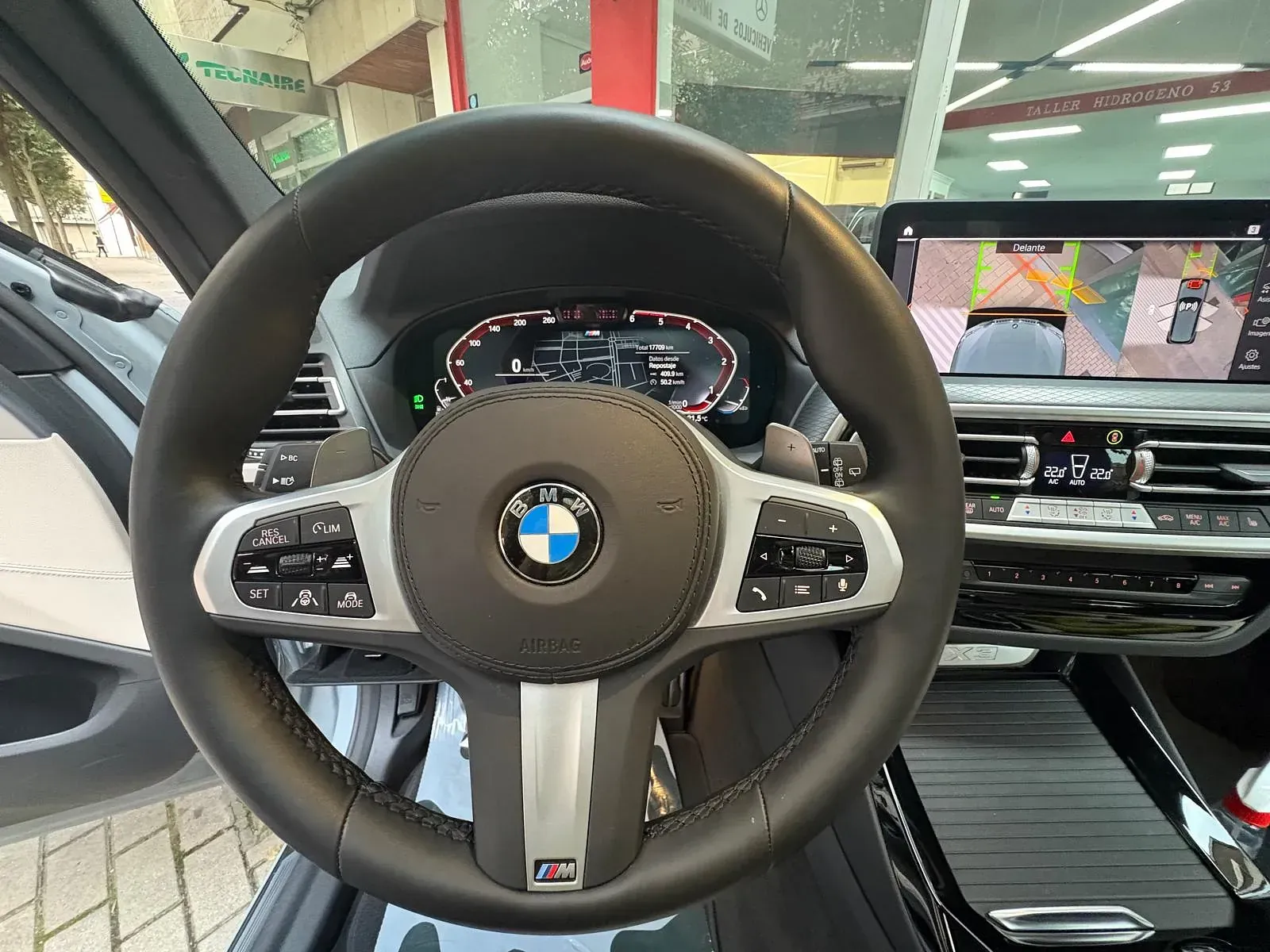 Se muestra en primer plano el volante de un BMW.