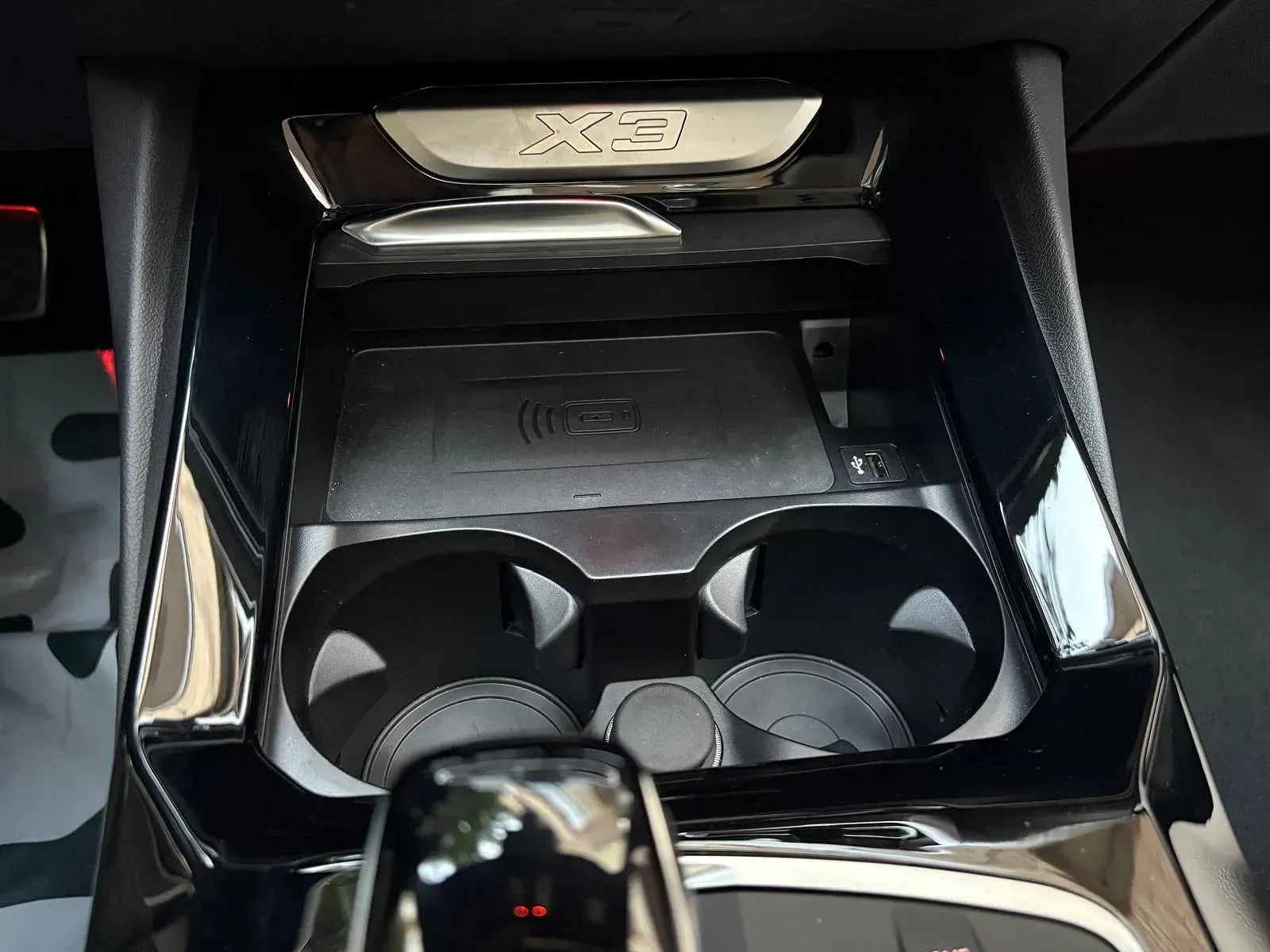 Un portavasos en un coche con un cargador inalámbrico