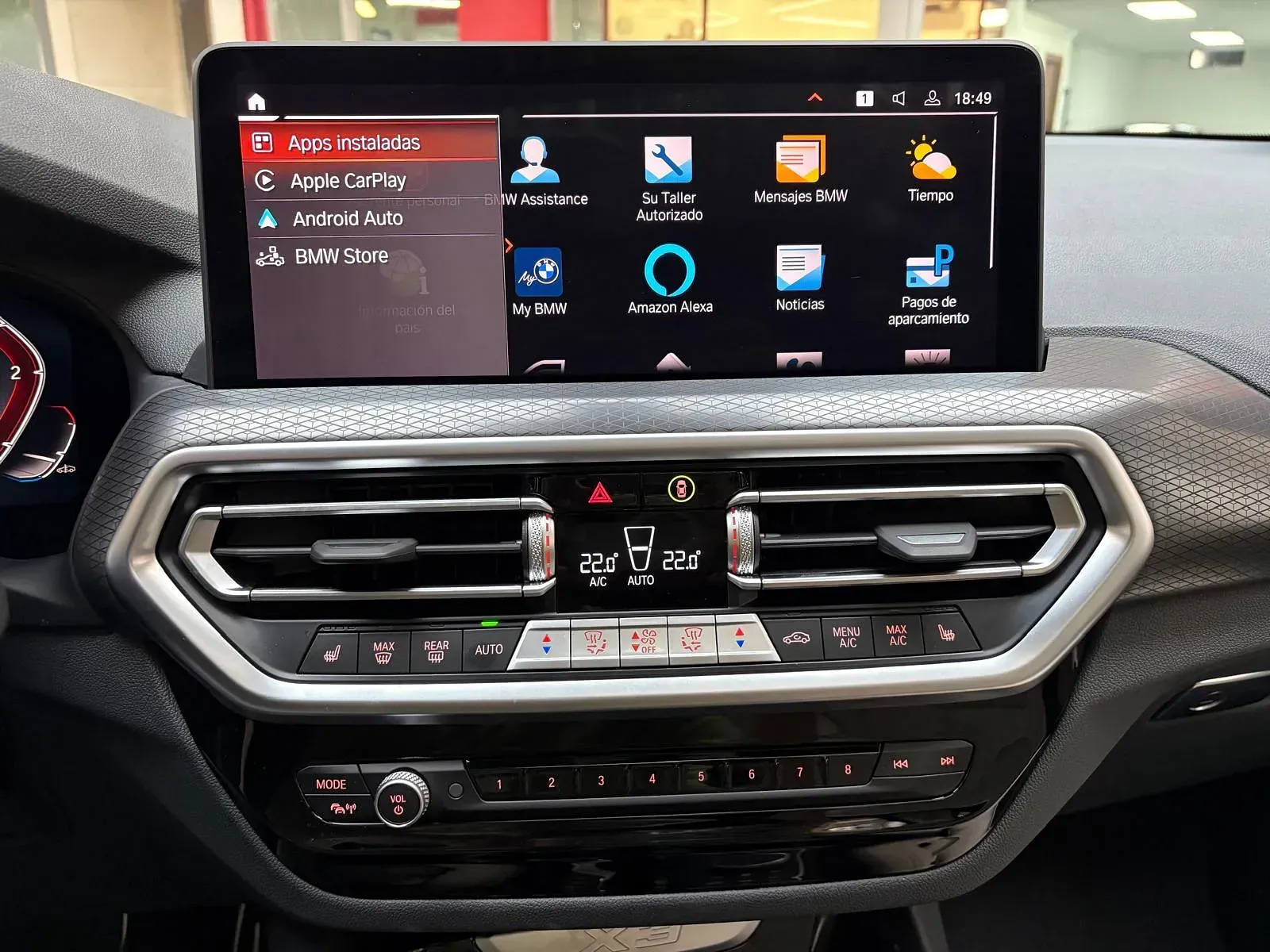 El tablero de un automóvil con una tableta encima.