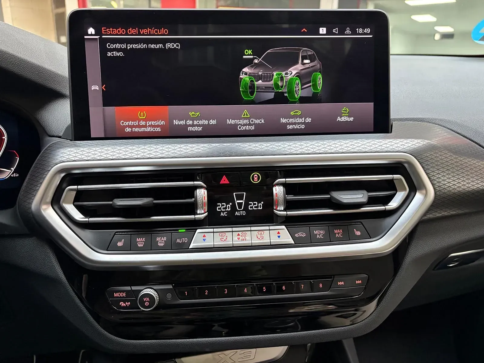 El tablero de un automóvil con una tableta encima.