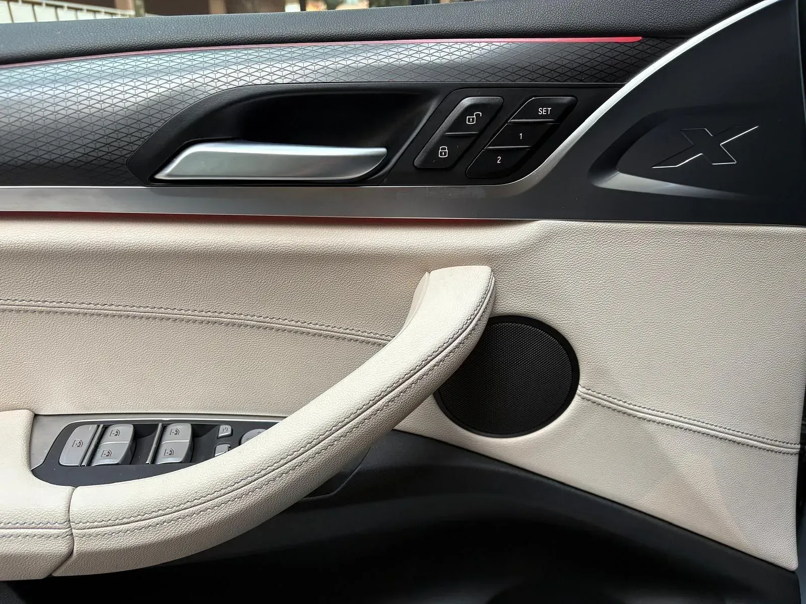 Un primer plano de la manija de la puerta de un automóvil.