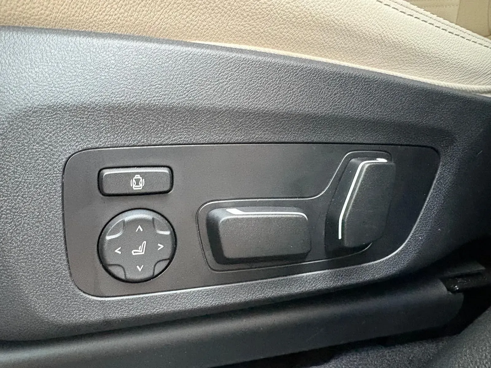 Un primer plano de un ajustador de asiento en un automóvil.