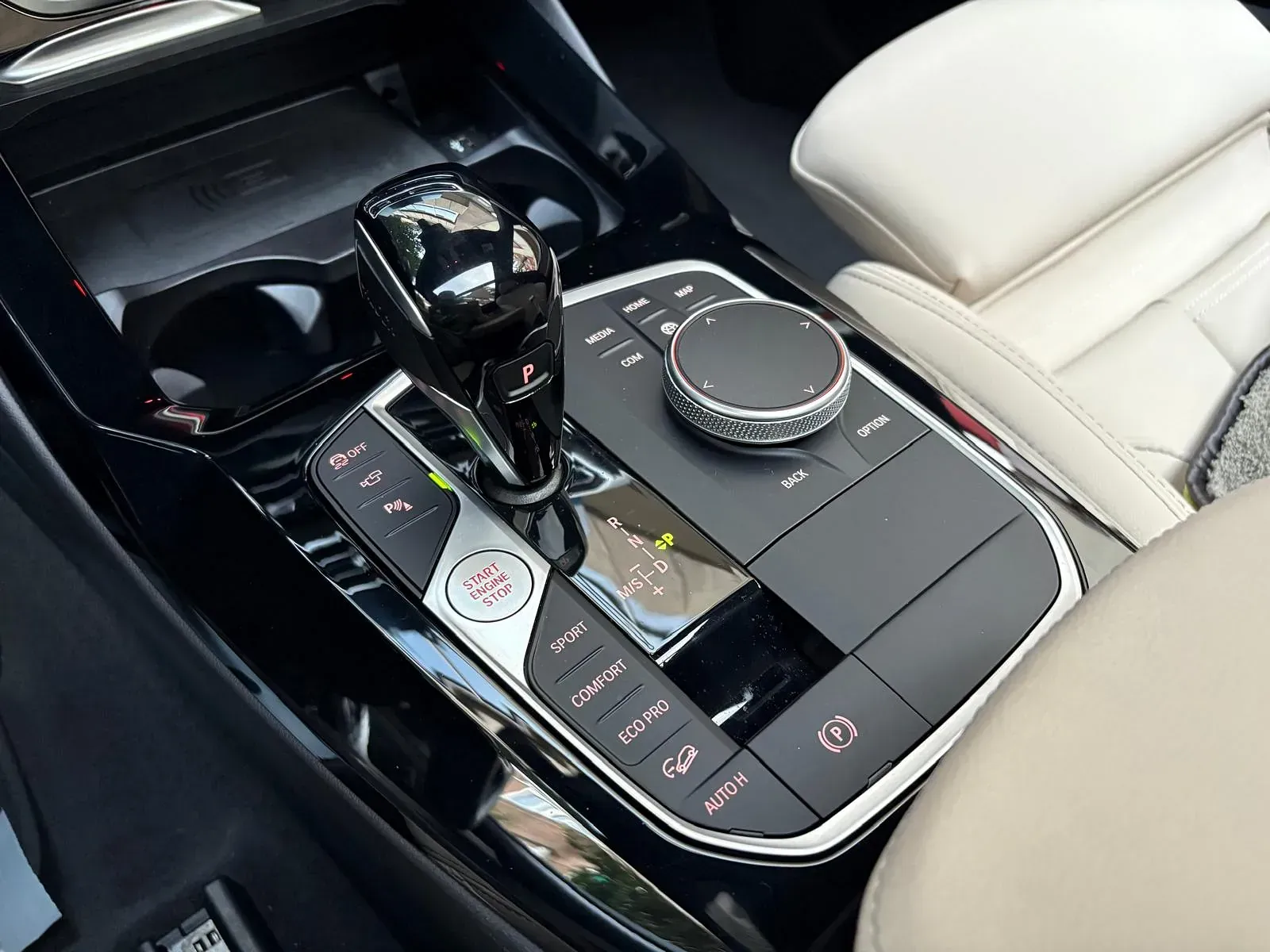 Un primer plano del tablero de un automóvil con una palanca de cambios y botones.