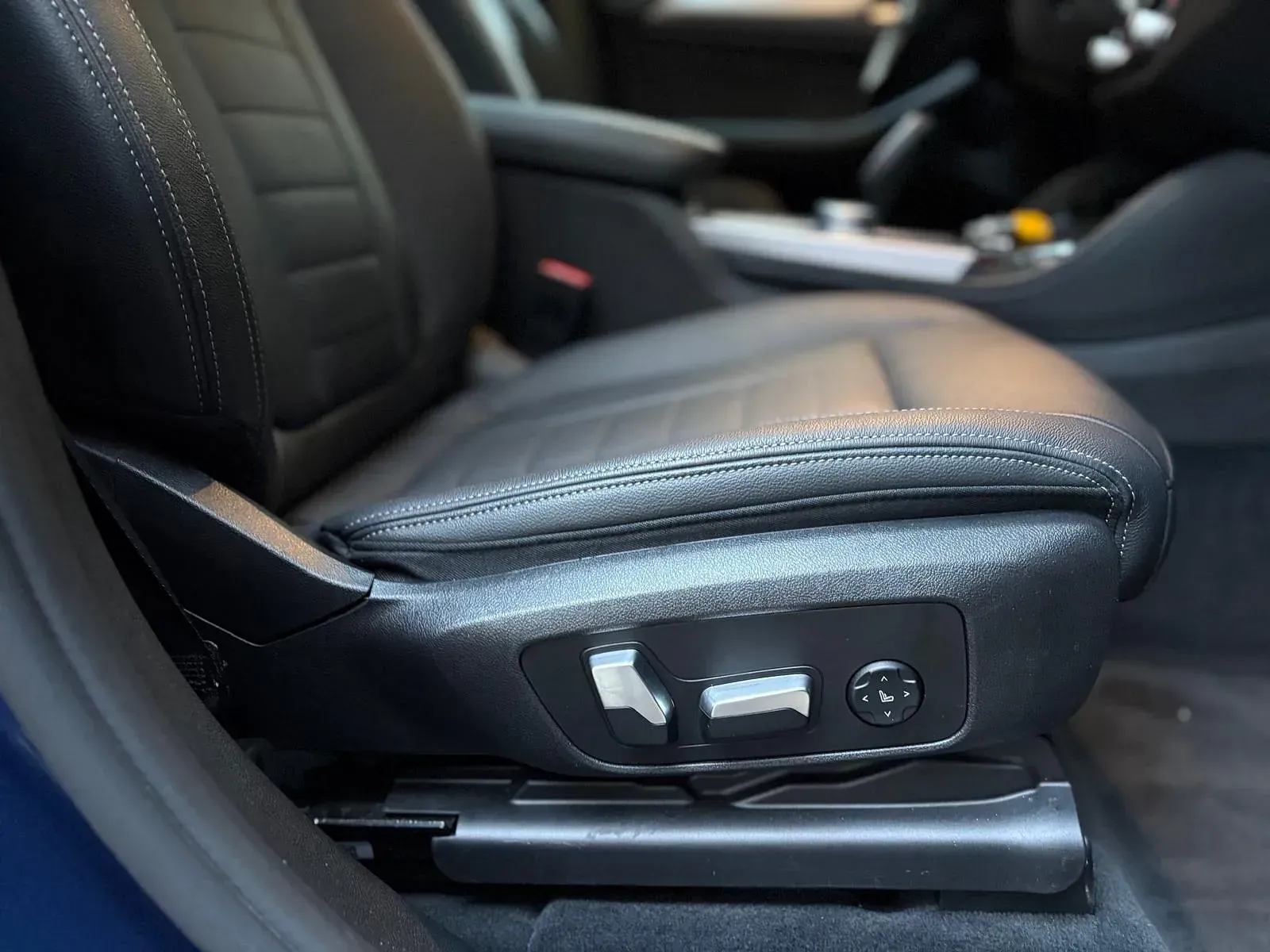 Un primer plano de un asiento de automóvil en un automóvil azul.