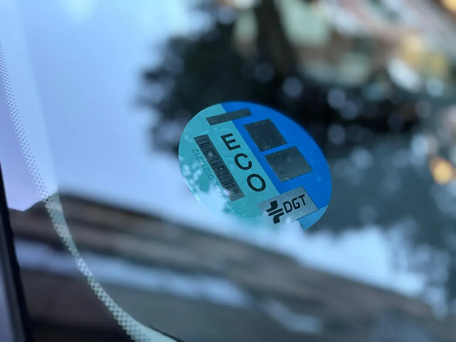 Una pegatina en el parabrisas de un coche que dice eco