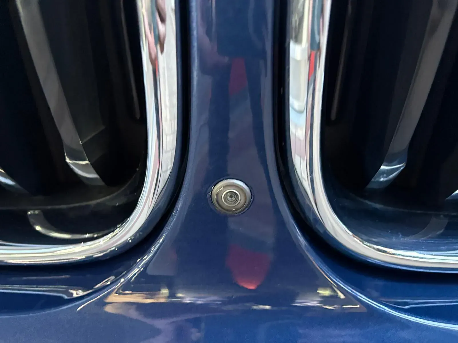 Un primer plano del frente de un coche azul.