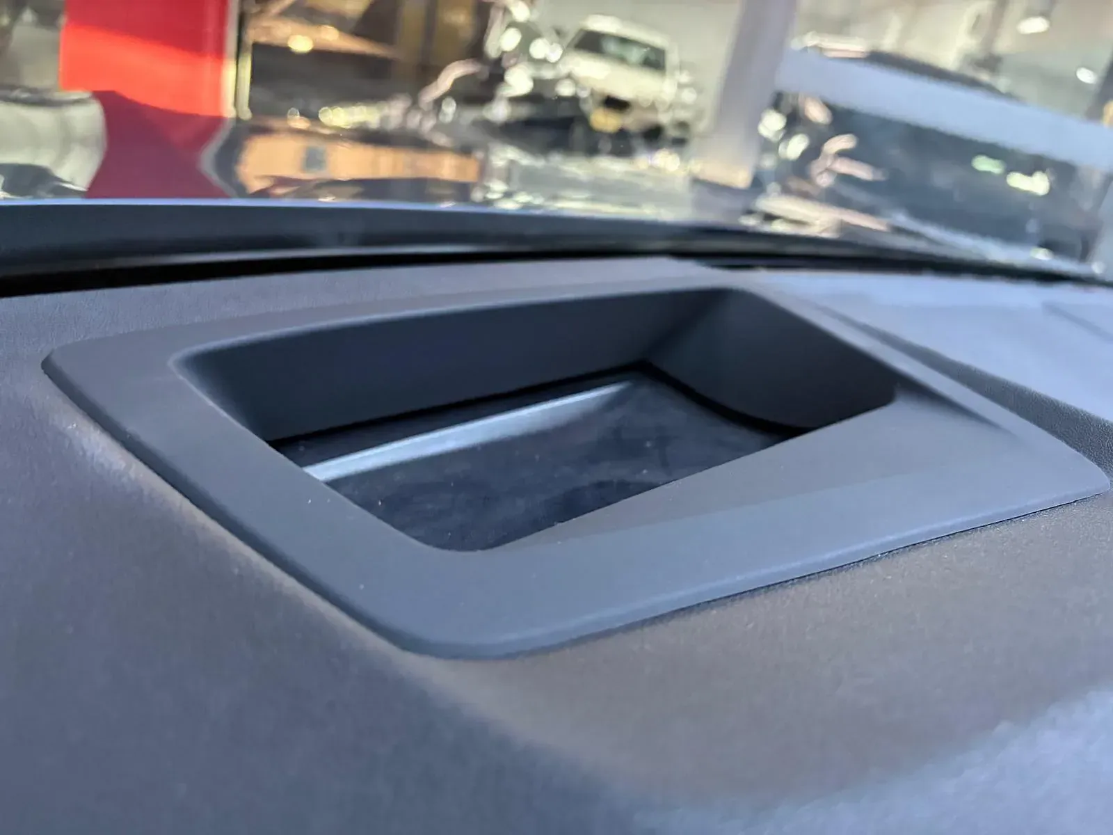 Un primer plano del tablero de instrumentos de un automóvil en una sala de exposición.