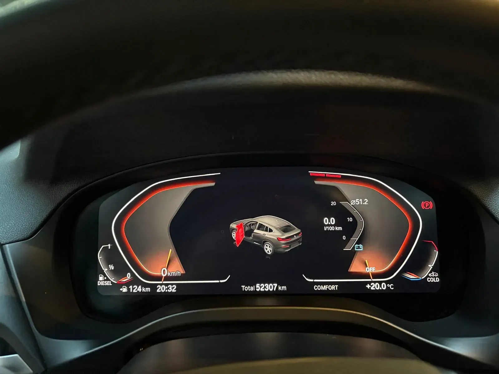 Un tablero de instrumentos de un automóvil con una imagen de un automóvil en él