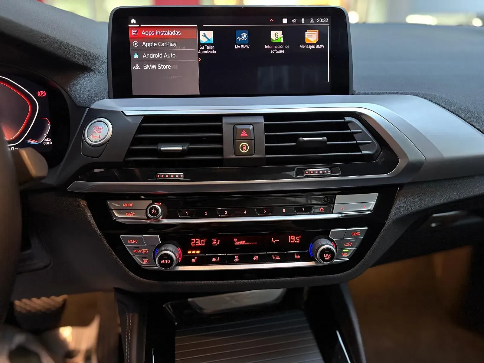 Un tablero de un auto con un teléfono encima