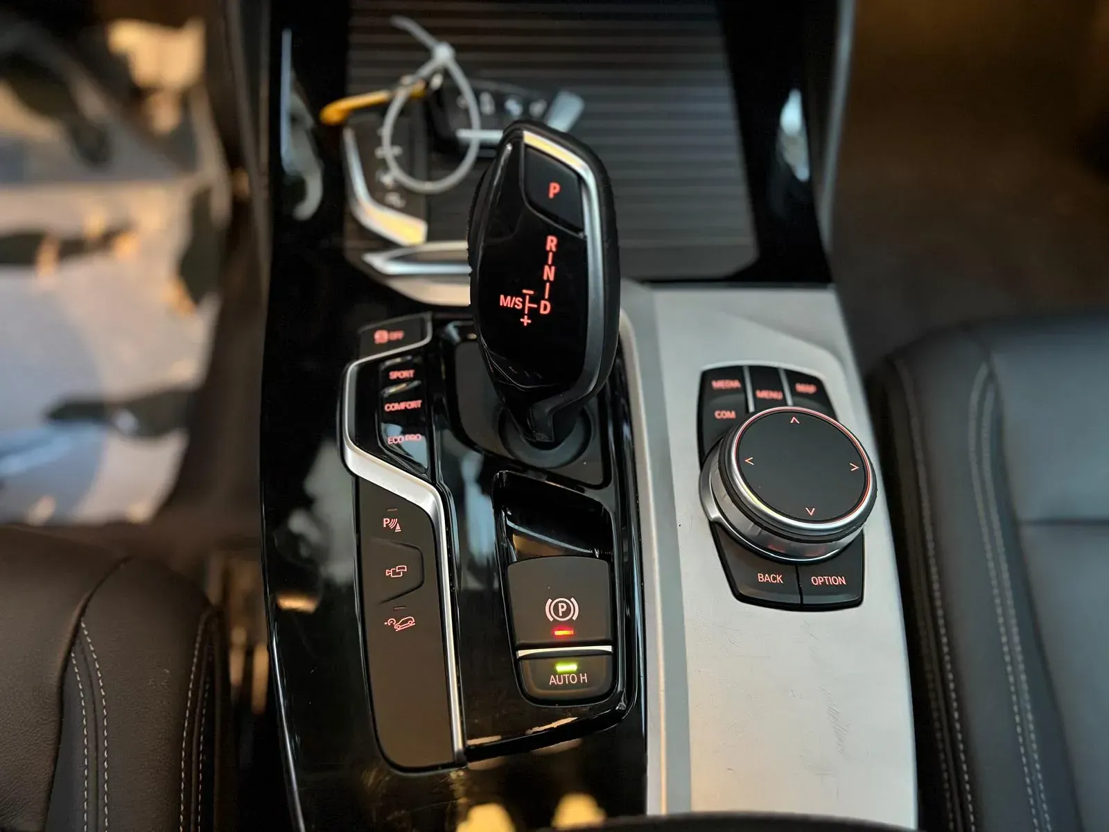 Un primer plano de la palanca de cambios y el panel de control de un automóvil.