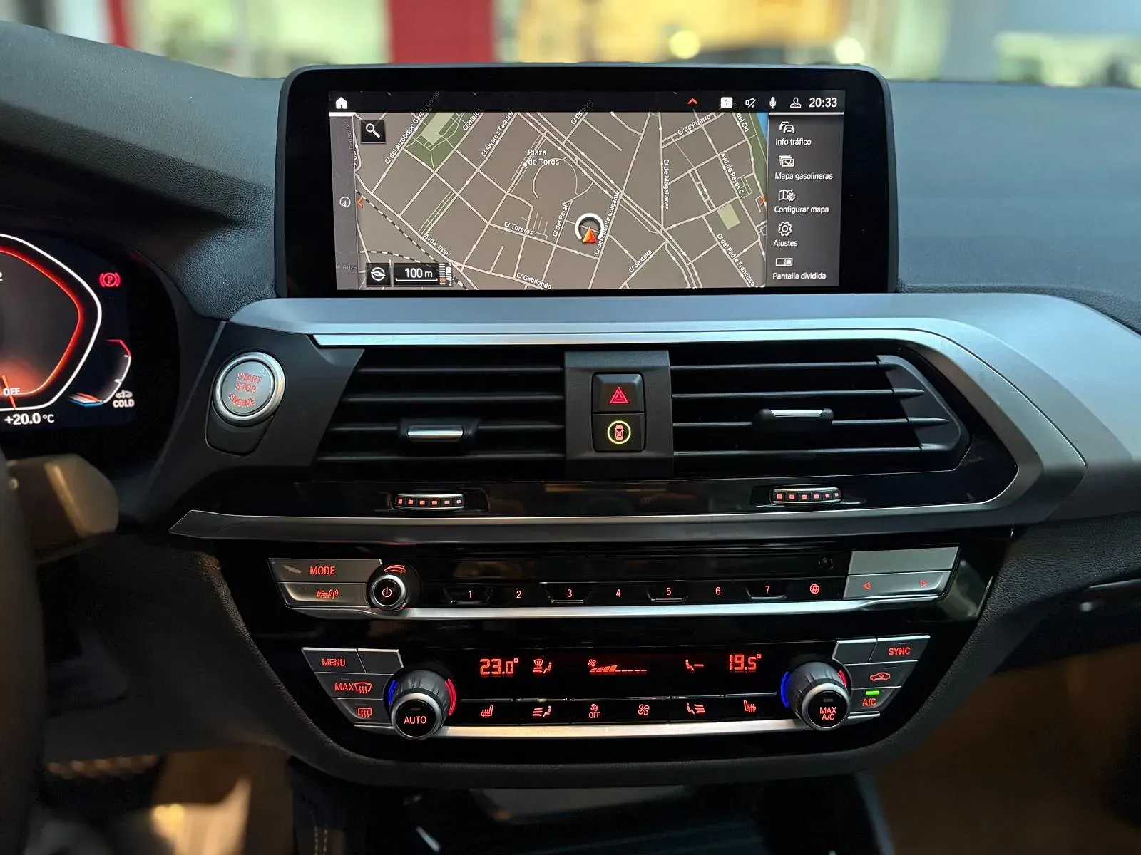El interior de un coche con un mapa en el tablero.
