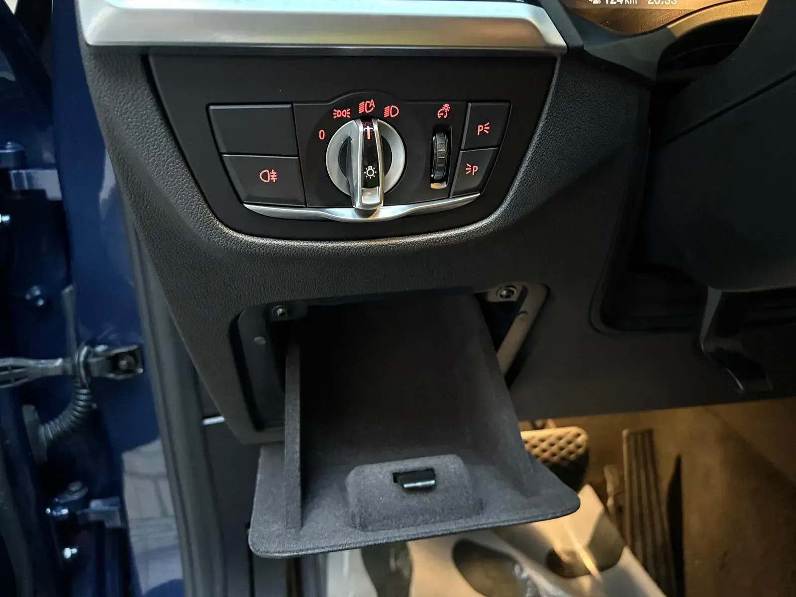 Un primer plano del tablero de un automóvil con la puerta abierta.