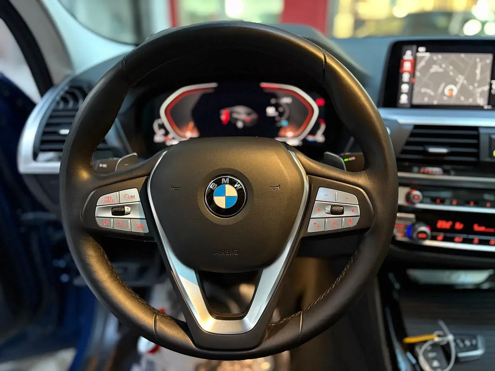 Un primer plano del volante de un BMW.