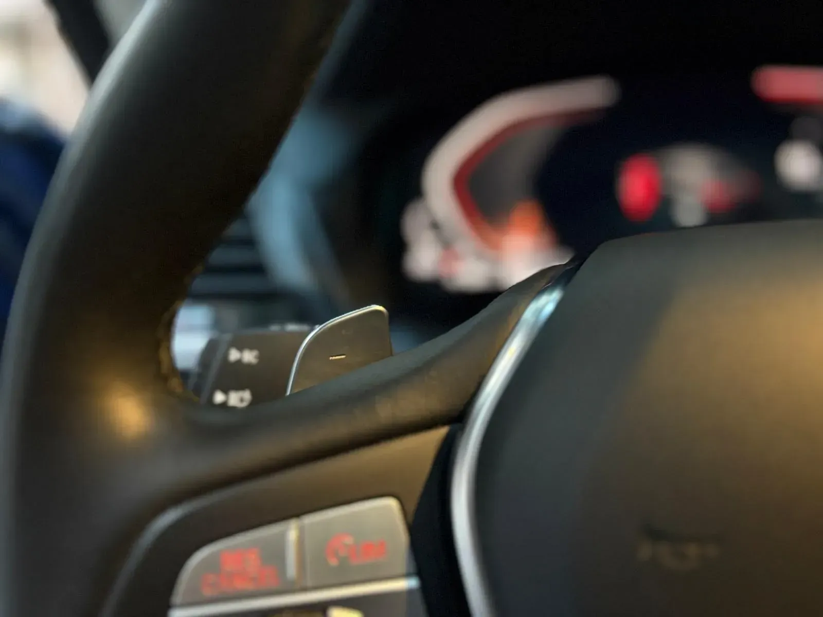 Un primer plano de un volante de automóvil con algunos botones en él.