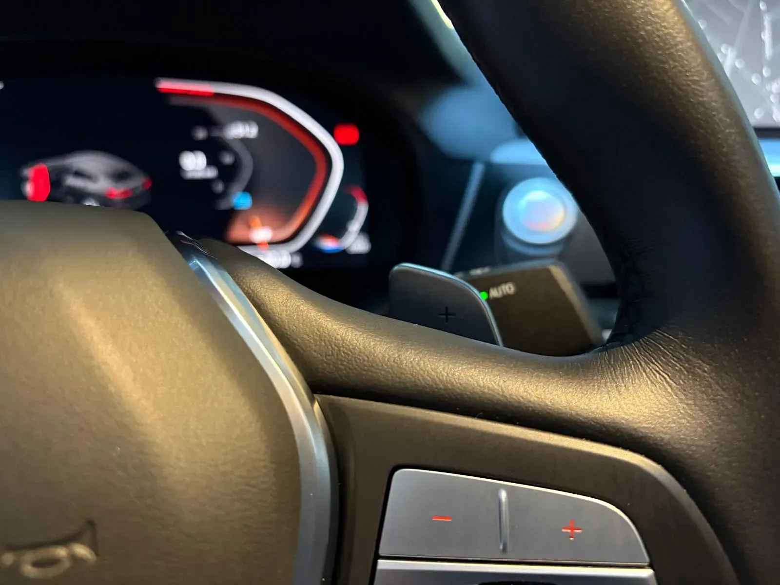 Un primer plano del volante de un coche.