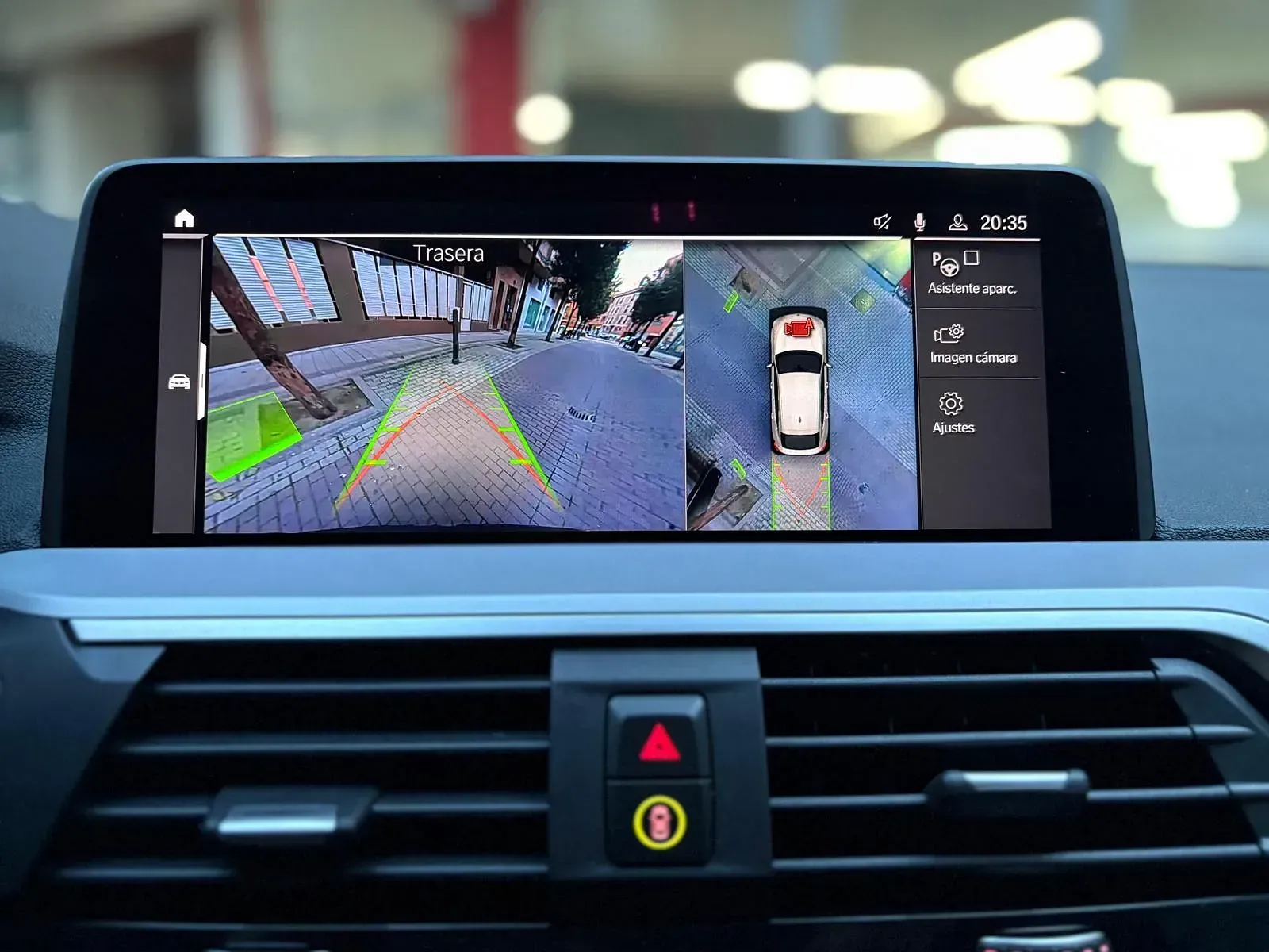 Un coche con una cámara de visión trasera en el tablero.