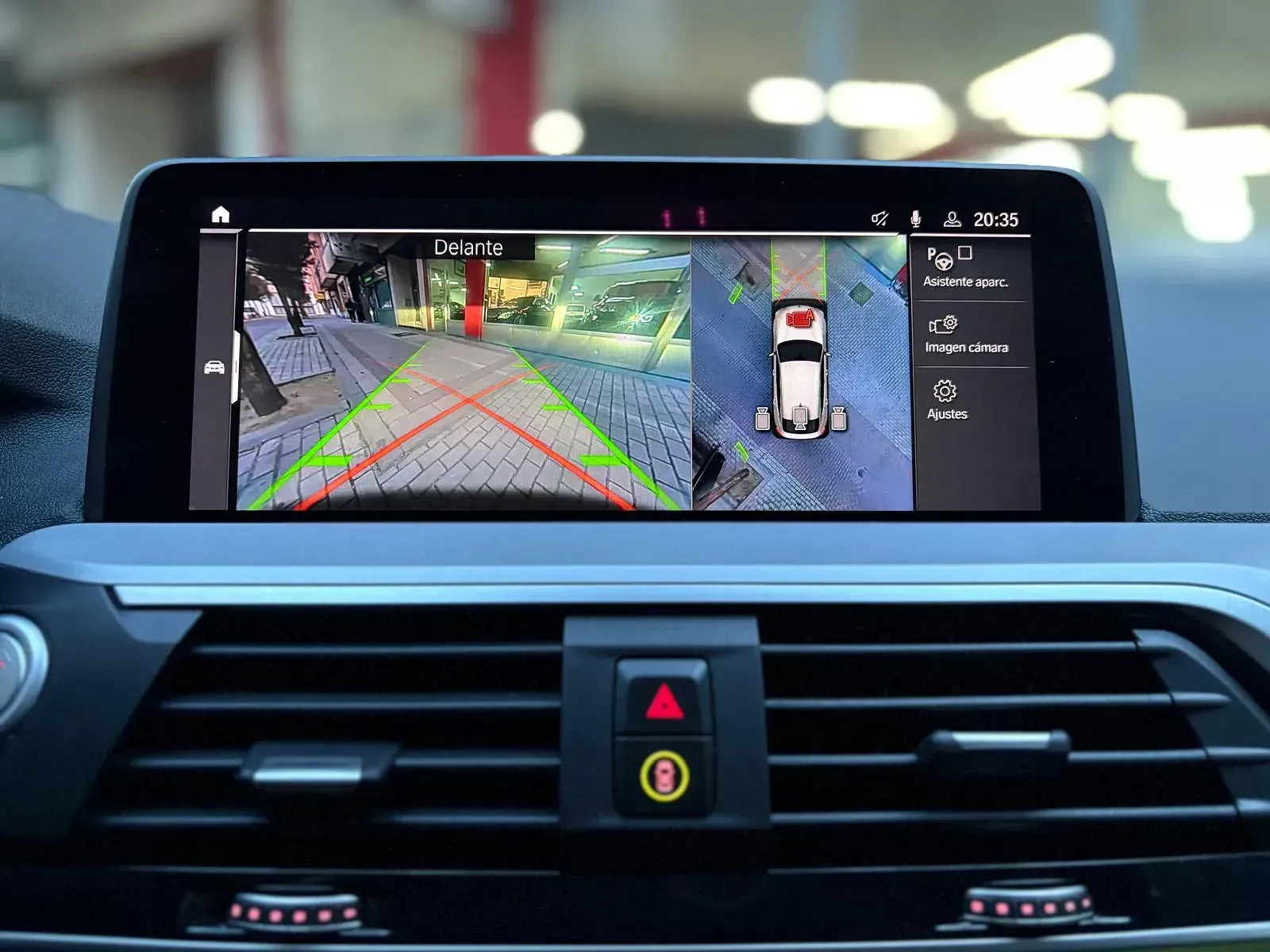 Un coche con una cámara de visión trasera en el tablero.