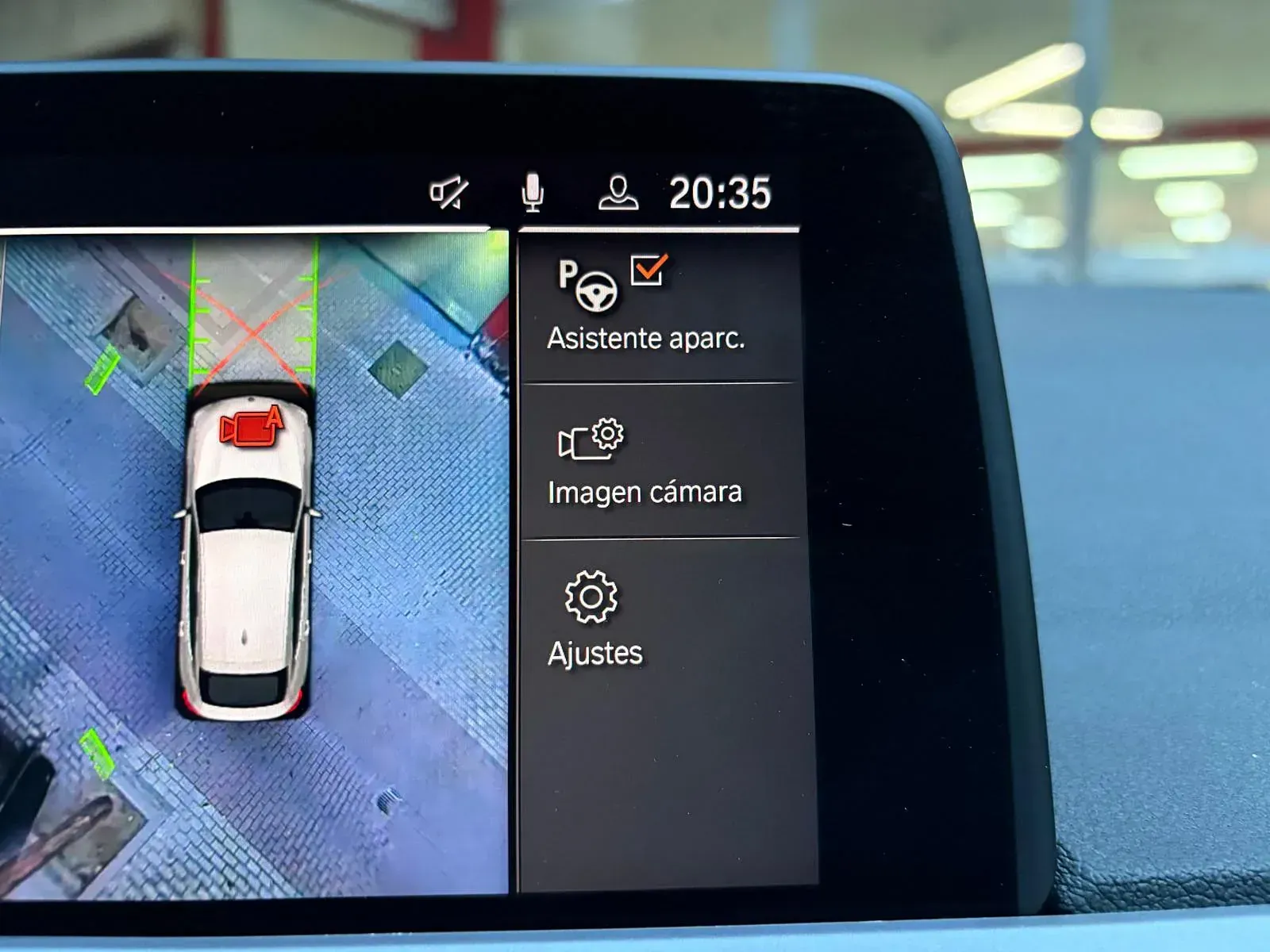 Un coche está estacionado al costado de la carretera en un estacionamiento.