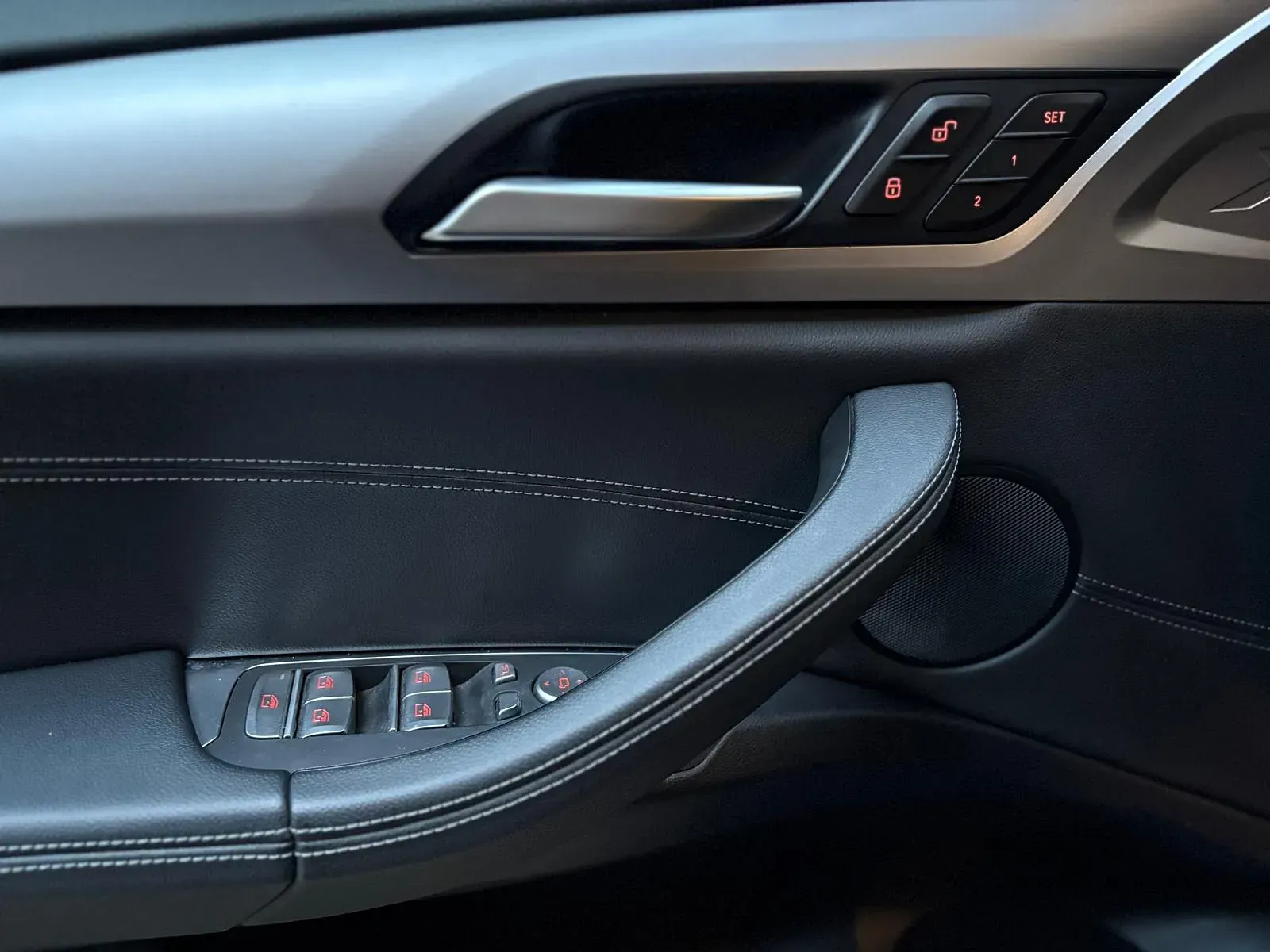 Un primer plano de la manija de la puerta de un automóvil.