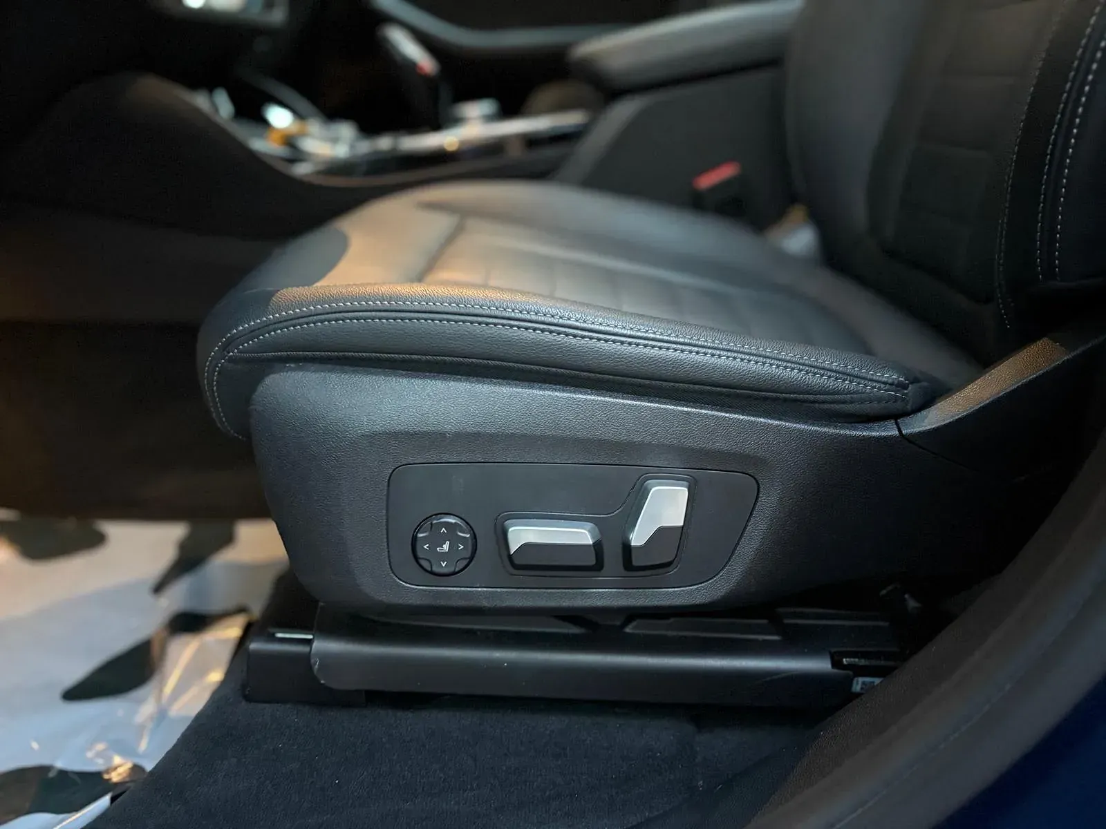 Un primer plano de un asiento de automóvil con un botón.