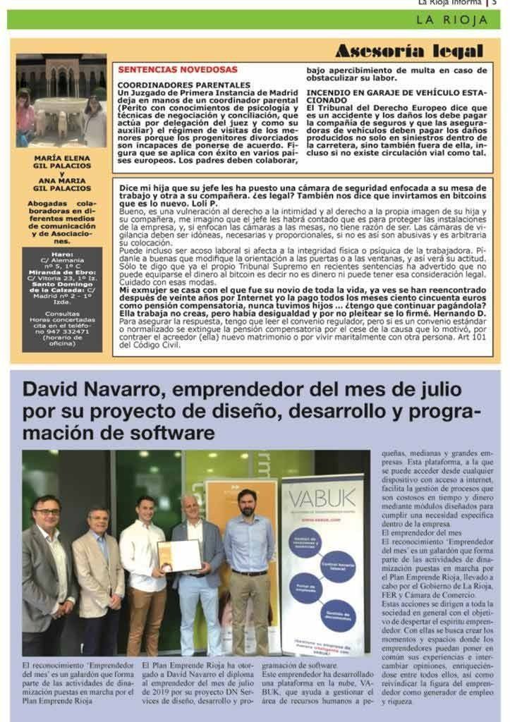 David Navarro, galardonado como emprendedor del mes. Aparece junto a otros sosteniendo una placa.