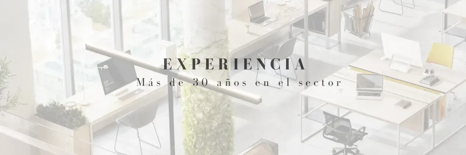 Office interior with text "EXPERIENCIA" and "Mas de 40 años en el sector".